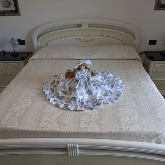 Bambola da letto modello "Ariel" adagiata sul letto matrimoniale. Vista frontale.