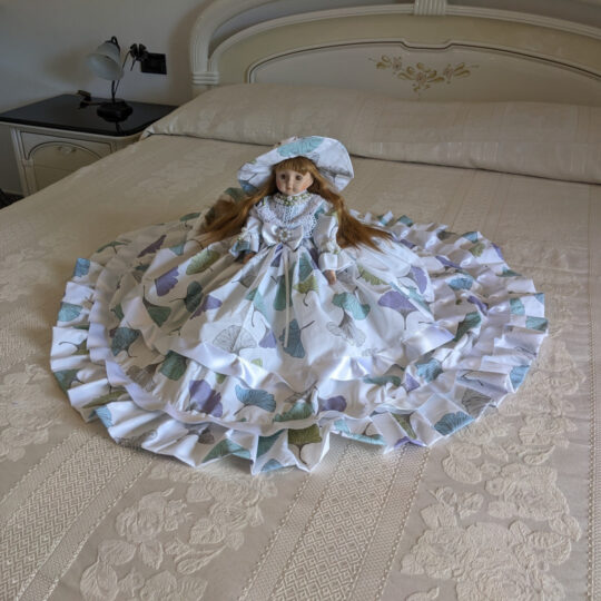 Bambola da letto modello "Ariel" adagiata sul letto matrimoniale. Primo piano.