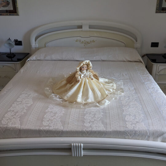 Bambola da letto modello "Camilla" adagiata sul letto matrimoniale. Frontale.