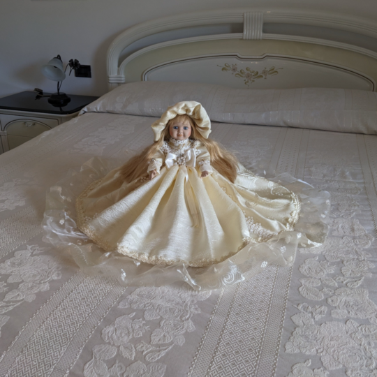 Bambola da letto modello "Camilla" adagiata sul letto matrimoniale. Primo piano.