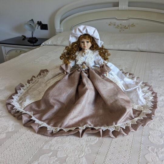 Bambola da letto modello "Diana" adagiata sul letto matrimoniale. Primo piano.