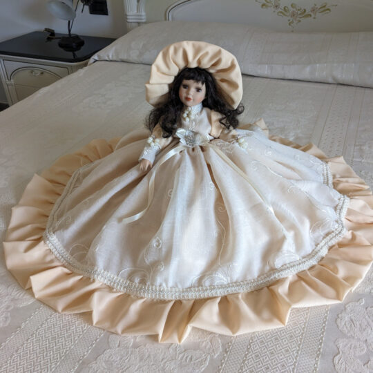 Bambola da letto modello "Emma" adagiata sul letto matrimoniale. Primo piano.