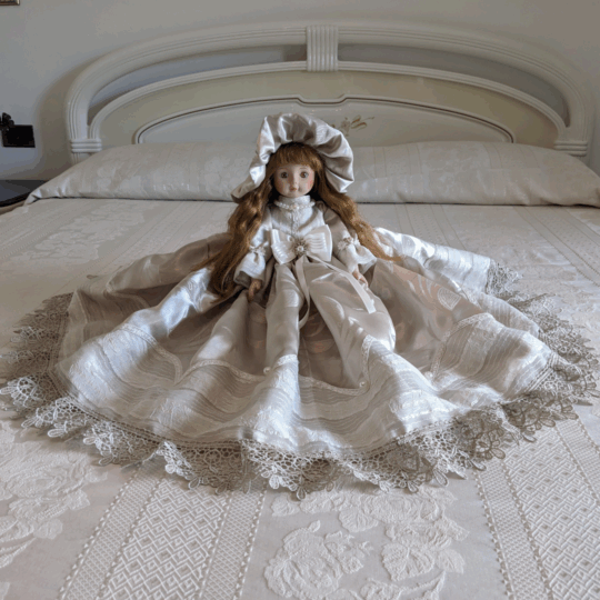 Bambola da letto modello "Eva" adagiata su letto matrimoniale. Primo piano.