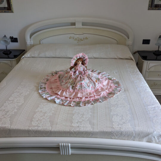 Bambola da letto modello "Roxana" adagiata su letto matrimoniale. Vista frontale.