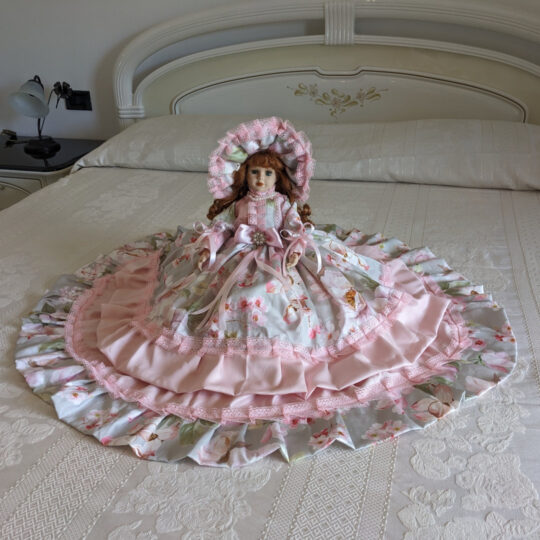Bambola da letto modello "Roxana" adagiata su letto matrimoniale. Primo piano.