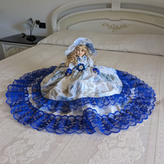 Bambola da letto modello "Stella" adagiata su letto matrimoniale. Primo piano.